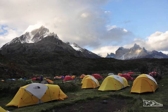 Um mar de barracas no camping Paine Grande, no parque nacional Torres del Paine, no sul do Chile